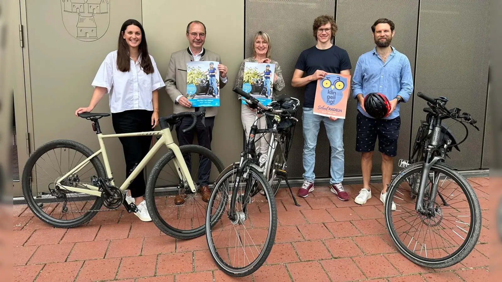 Auch in diesem Jahr wird das Stadtradeln mit dem Schulradeln kombiniert. Projektleiterin Vanessa Moniker (links) und Bürgermeister Heinz Grundner (2. von links) hoffen auf viele Teilnehmerinnen und Teilnehmer. (Foto: Stadt Dorfen)