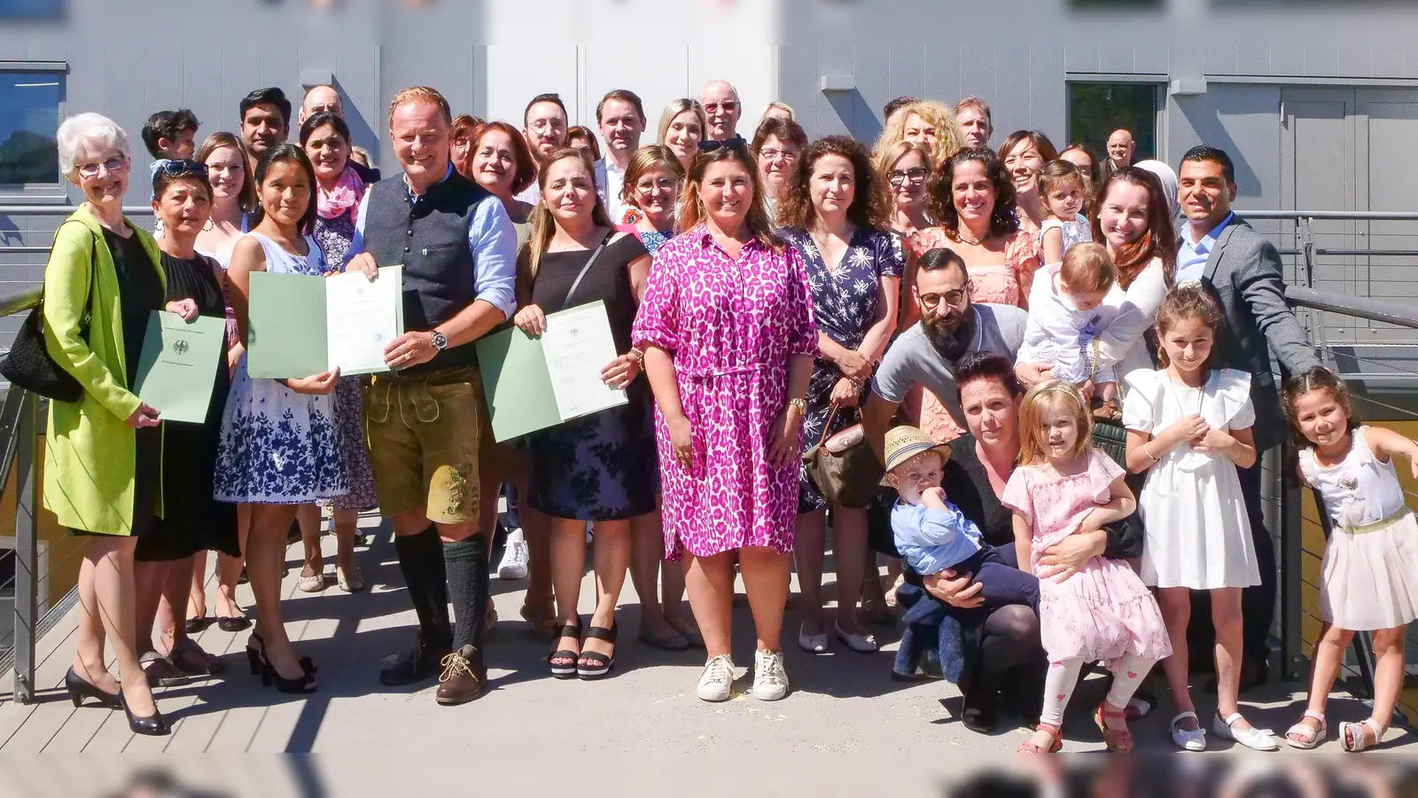 Landrat Robert Niedergesäß inmitten der neuen Staatsbürger nach dem offiziellen Empfang im „alten Speicher“ in Ebersberg letzten Samstag. (Foto: Landratsamt Ebersberg)
