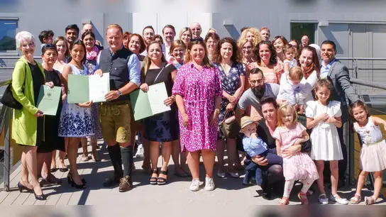 Landrat Robert Niedergesäß inmitten der neuen Staatsbürger nach dem offiziellen Empfang im „alten Speicher“ in Ebersberg letzten Samstag. (Foto: Landratsamt Ebersberg)