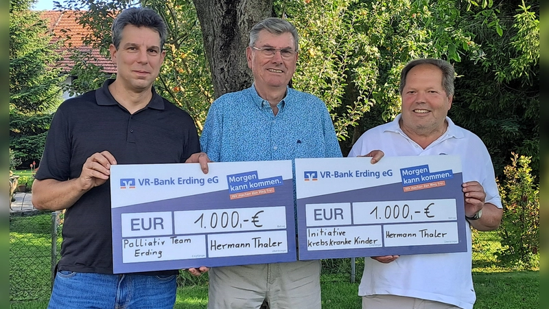 Zwei dicke Spendenschecks in Höhe von jeweils 1.000 Euro überreichte Jubilar Hermann Thaler an Steffen Ziener vom Palliativteam Erding (l.) sowie an Thomas Stemmber von der Kinderkrebshilfe (r.).  (Foto: Privat)
