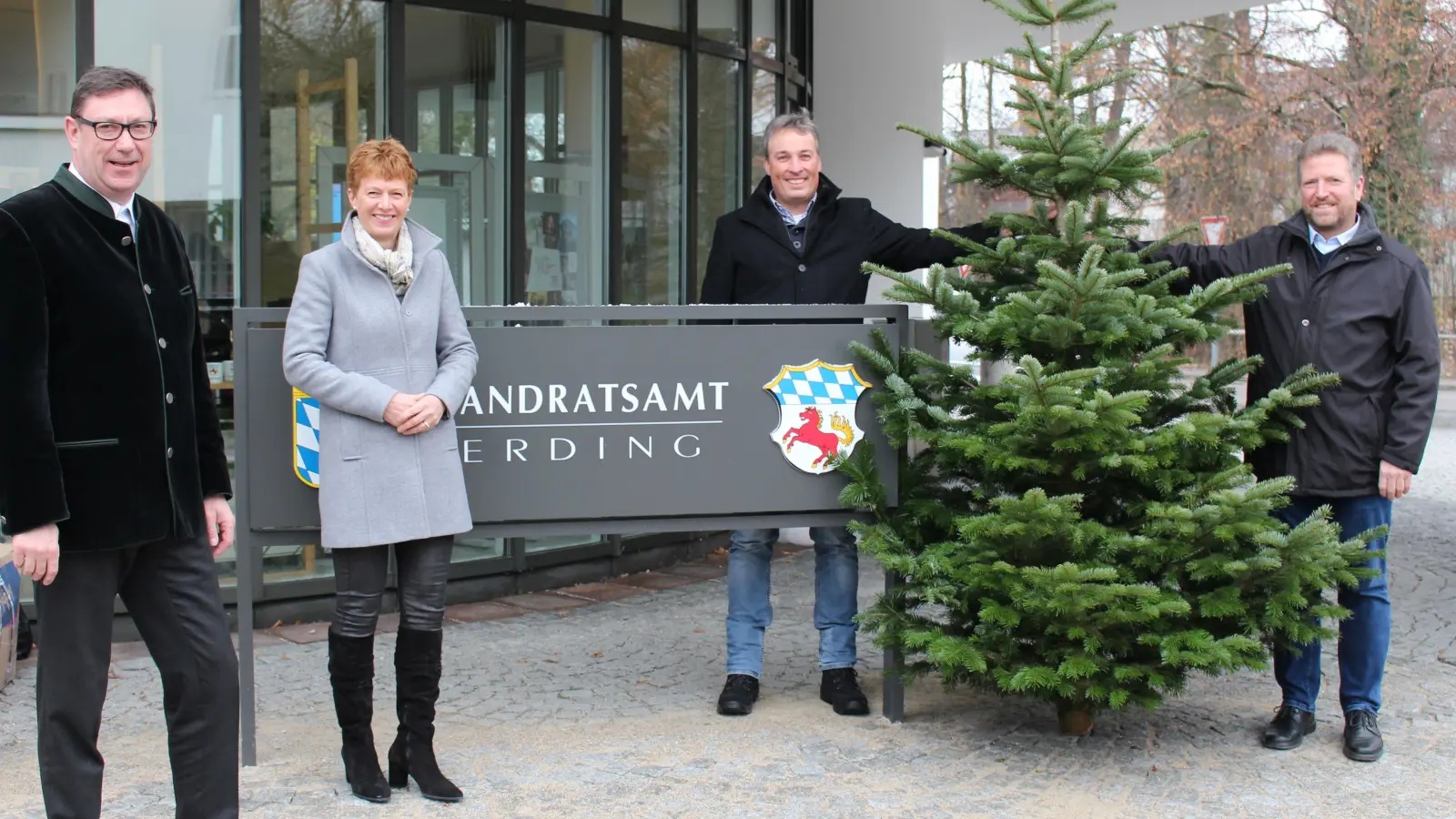 Landrat Bayerstorfer nimmt den Christbaum für die Wunschbaumaktion von der Facebookgruppe „Landwirtschaft im Landkreis Erding“ entgegen. (Foto: LRA)