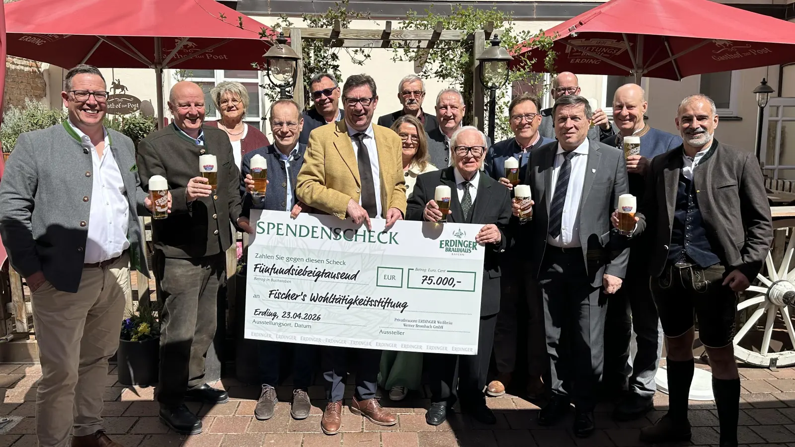 Von links nach rechts: Wolfgang Kuffner, Matthias Vögele, Gerlinde Sigl, Stefan Huckemann, Gerhard Ippisch, Martin Bayerstorfer, Ludwig Kirmair, Michaela Heß-Sauer, Hans Wiesmaier, Werner Brombach, Thomas Bauer, Max Gotz, Harald Seisenberger, Andreas Brenninger und Stefan Kreisz bei der Spendenscheckübergabe 2026. (Foto: Nina Schleinkofer)