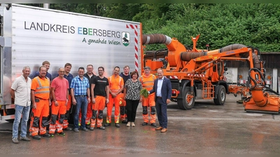 Johannes Bachmaier, Leiter der Straßenmeisterei Ebersberg mit Mitarbeitern, Brigitte Keller, Abteilungsleiterin im Landratsamt und Landrat Robert Niedergesäß besichtigen die neue Mähmaschine (von links).  (Foto: Landratsamt Ebersberg)