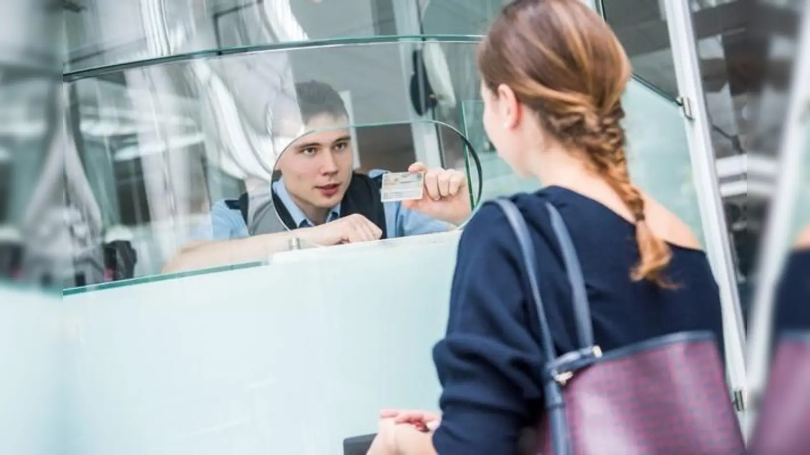 Bundespolizisten sind für die Kontrolle ein- und ausreisender Passagiere zuständig. Sie unterstützen auch die für den Gesundheitsschutz zuständigen Behörden, unter anderem durch Überprüfung der Impfnachweise. (Foto: Bundespolizei)