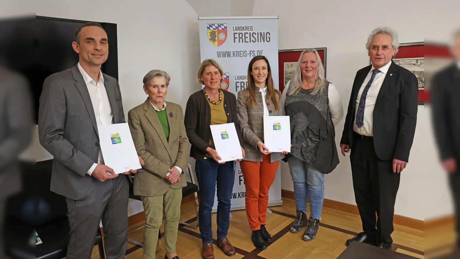 Landrat Petz (v.r.) überreichte die Urkunden an Nicola Morrison und Belen Gimenez-Reyna (Aeromaritime Systembau GmbH), Nicola und Christina Selmayr (Ludwig Engelhart Organische Düngemittel) und Thomas Schenker (Schenker Industrie- und Städtereinigungs-GmbH). (Foto: LRA)