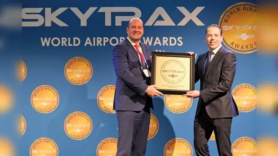 Das Foto zeigt Jan-Henrik Andersson, FMG-Geschäftsführer Commercial &amp; Security (links) und Florian Lesch, Leiter Servicebereich IT, der FMG bei der Skytrax-Preisverleihung in Amsterdam. (Foto: FMG)