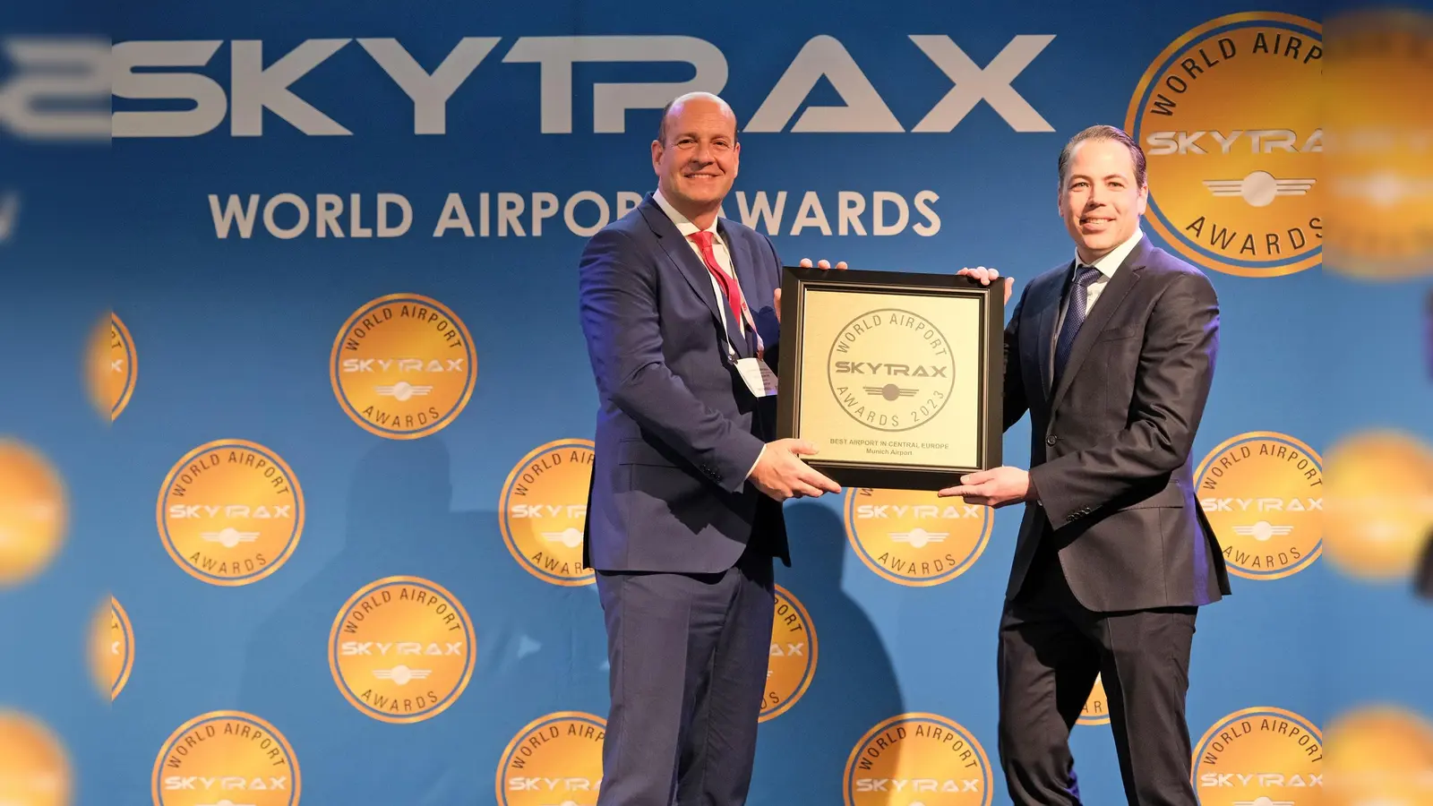 Das Foto zeigt Jan-Henrik Andersson, FMG-Geschäftsführer Commercial &amp; Security (links) und Florian Lesch, Leiter Servicebereich IT, der FMG bei der Skytrax-Preisverleihung in Amsterdam. (Foto: FMG)