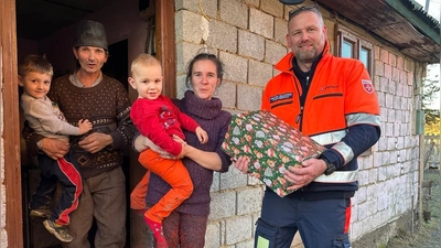 Michael Soldanski, Leiter der Malteser Glücksbringer-Aktion, kennt die Dankbarkeit der Familien, von denen in dieser Gegend Siebenbürgens viele in Armut leben. (Foto: Malteser)