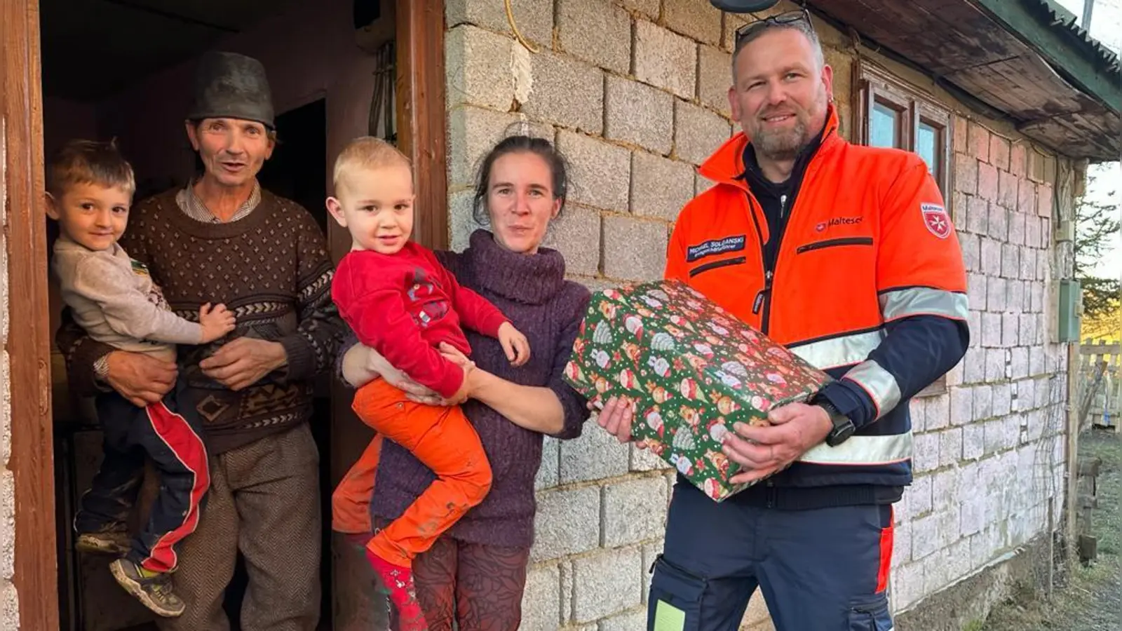 Michael Soldanski, Leiter der Malteser Glücksbringer-Aktion, kennt die Dankbarkeit der Familien, von denen in dieser Gegend Siebenbürgens viele in Armut leben. (Foto: Malteser)