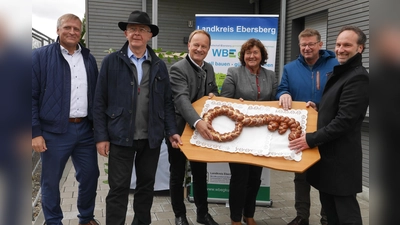 Mario Reisacher, Klaus Beslmüller, Landrat Robert Niedergesäß, Brigitte Keller, Ulrich Proske und Stefan Huber (v. li.) bei der symbolischen Schlüsselübergabe für den Neubau von 22 Appartements für Mitarbeiterinnen und Mitarbeiter der Kreisklinik.  (Foto: LRA Ebersberg)