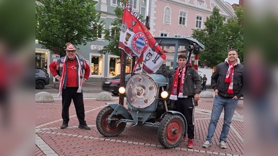 Sie zogen viele Blicke auf sich. Michael und Matthäus Maidl mit Kumpel Daniel (v. l.). (Foto: Maidl)