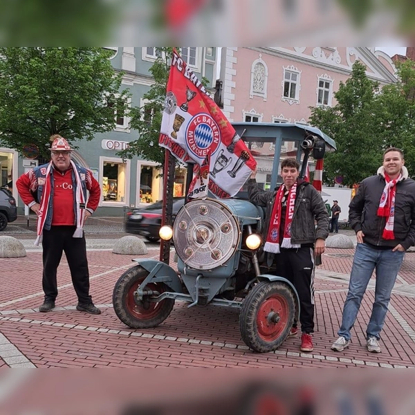 Sie zogen viele Blicke auf sich. Michael und Matthäus Maidl mit Kumpel Daniel (v. l.). (Foto: Maidl)
