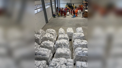 Die Feuerwehrleute sind im Dauereinsatz und befüllen Sandsäcke zum Schutz vor den Wassermassen. (Foto: FFW Moosburg)