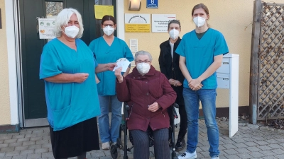 Anna Jungmeier (Mitte) mit Mitarbeiter/innen der SenTa der Neufahrner Sozialstation. (Foto: privat)