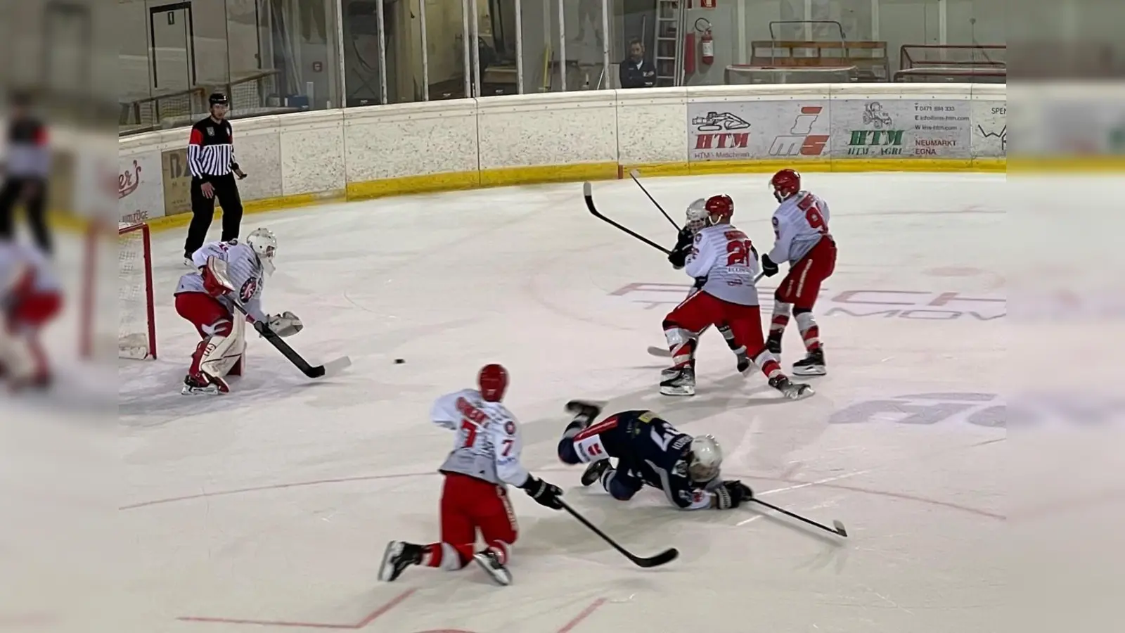 Spielszene aus dem Testspiel des EHC Klostersee bei den Hockey Unterland Cavaliers (2:1 nach Penaltyschießen). (Foto: smg)