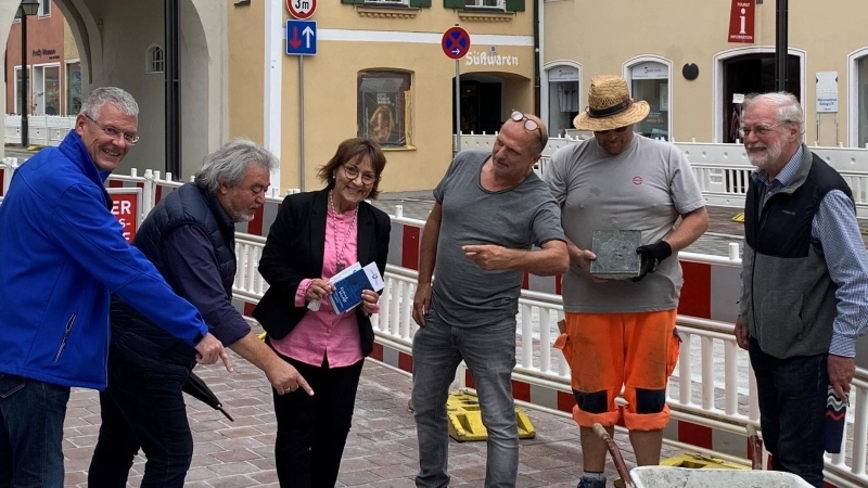 Nach der Sanierung wurden die goldenen Bronzeplatten wieder verlegt. Erfreut zeigen sich Anton Hirth, Mitarbeiter des Bauhofs, Künstler Harry Seeholzer, Histor. Vereins-Vorsitzende Dr. Heike Kronseder sowie der Leiter des Tiefbauamts Erding, Harald Woellert (v. re.). (Foto: Histor. Verein)
