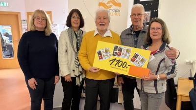 Bei der Scheckübergabe (v.l.) Brigitte Rieß (Geschäftsleitung), Beate Frommhold-Buhl und Helmut Hinterberger (2. und 1. Vorstand)sowie das Künstlerpaar Rudolf und Roswitha Rosenhauer. (Foto: Sozialstation Neufahrn)