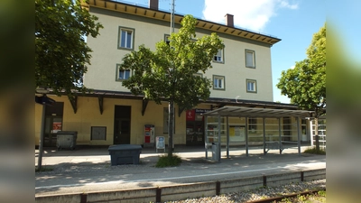 Bleibt möglicherweise noch länger so beschaulich: Der Dorfener Bahnhof stammt aus der Dampflokzeit. (Foto: kw)