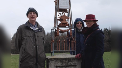 Von links: Franz Wenhardt, Uli Klapp und Dorothea Hutterer am Denkmal zur Landesvermessung bei Mittbach, heute ein Teil des Marktes Isen. (Foto: Harald Krause/AVE)