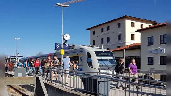 Wohin geht die Reise? Mit dem 9-Euro-Ticket kann man so günstig mit dem Zug fahen, wie noch nie. Im Herbst/Winter droht dann die nächste Teuerungswelle.  (Foto: Stefan Dohl)