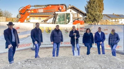 Klaus Beslmüller, Martin Ellmaurer, Ebersbergs Bürgermeister Ulrich Proske, stellvertretender Landrat Walter Brilmayer, Brigitte Keller, Vorstand der WBE gKU, Mario Reisacher sowie Harald Ganghofer (v. li.). (Foto: Landratsamt Ebersberg)