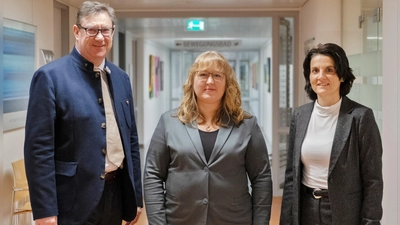 Die neue Leiterin des Gesundheitszentrums für Gesundheitsberufe Ivonne Sartor (Mitte) mit der Krankenhausdirektorin Sabine Wahl und Landrat Martin Bayerstorfer. (Foto: LRA Erding)