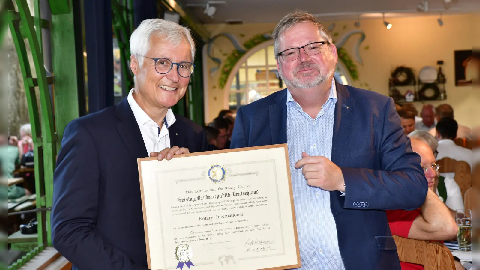 Der scheidende Präsident Martin Hartl (re.) und der neue Präsident Dr. Klaus-Peter Potthast (li.) bei der Amtsübergabe.  (Foto: Rotary)