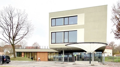 Der neue Erweiterungsbau der Abenstal Realschule ist seit Juni 2020 in Betrieb. (Foto: LRA)
