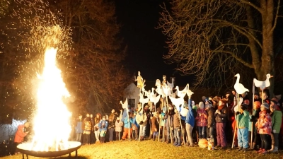 Traditionell werden am Lagerfeuer die Martinsgänse verteilt. (Foto: Jarczyk/Holzmann )