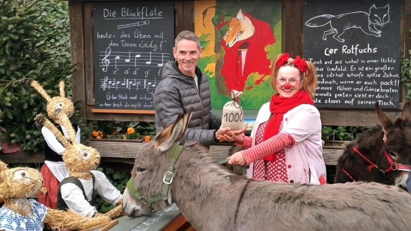 Josef Greckl überreicht KlinikClown „Dr. Würschtl” die Spende der Häschenschule. (Foto: Yvonne Kaspari)