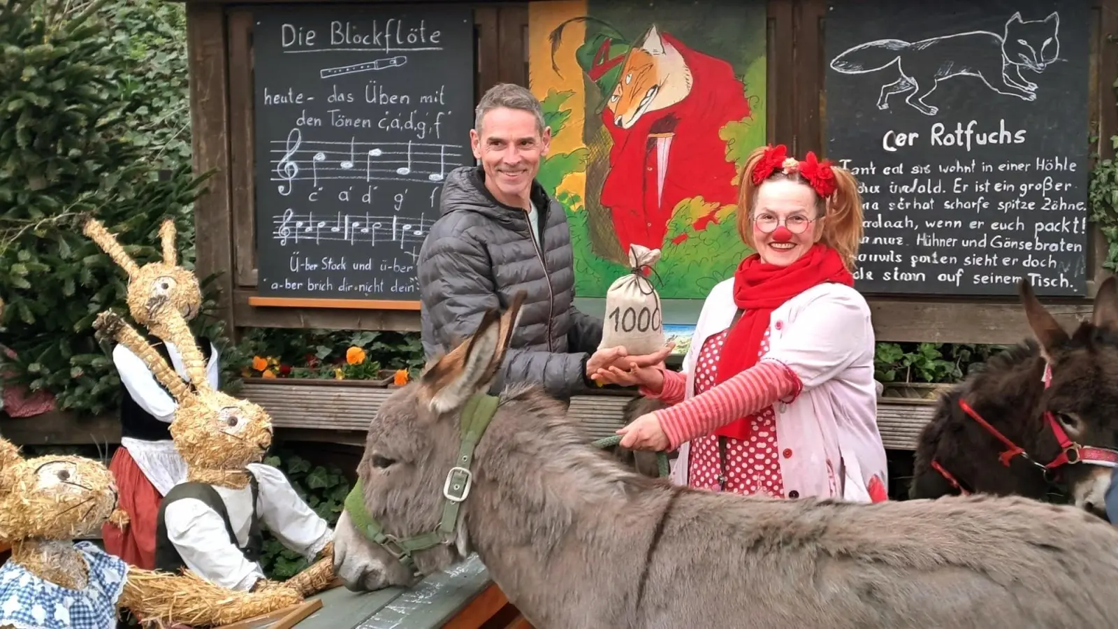 Josef Greckl überreicht KlinikClown „Dr. Würschtl” die Spende der Häschenschule. (Foto: Yvonne Kaspari)