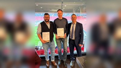 Martin Lenz, Vorstand FC Eitting, Andreas Pointner, Platzwart und Betreuer FC Eitting, Norbert Thurner Kreisehrenamtsbeauftragter (von links) bei der Ehrung in der Allianz Arena. (Foto: red)