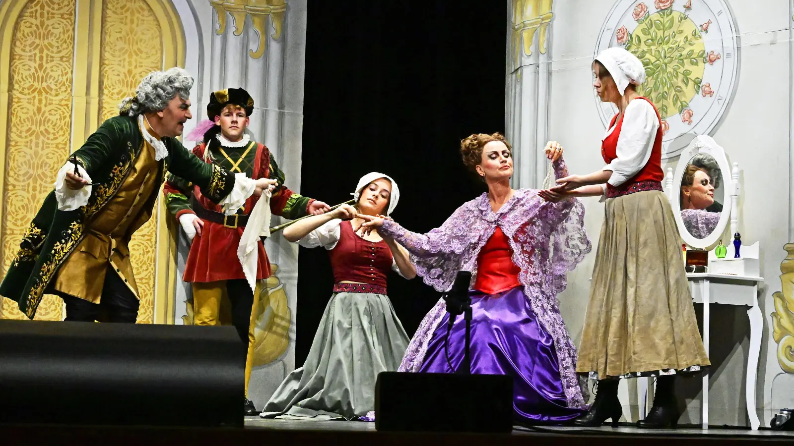 Am Hofe dreht sich alles nur um die Schönheit der Königin. Zofen und der devote Hoffriseur geben alles. (Foto: R. Lex)