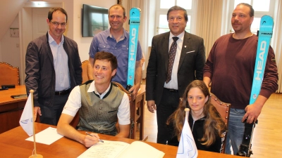 Florian Daimer und Samantha Hüttner (vorne) trugen sich ins Goldenen Buch ein. Hinten von links: Florian Rüdiger, Martin Walter und Tobias Wagner vom Skiclub sowie Oberbürgermeister Max Gotz (2. von rechts). (Foto: Stadt Erding)