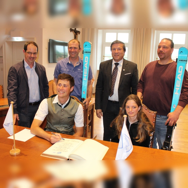 Florian Daimer und Samantha Hüttner (vorne) trugen sich ins Goldenen Buch ein. Hinten von links: Florian Rüdiger, Martin Walter und Tobias Wagner vom Skiclub sowie Oberbürgermeister Max Gotz (2. von rechts). (Foto: Stadt Erding)