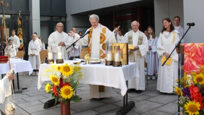 Pfarrer Wolfgang Lanzinger wurde jetzt mit einem feierlichen Open-Air-Gottesdienst in den verdienten Ruhestand verabschiedet. (Foto: St.Franziskus)