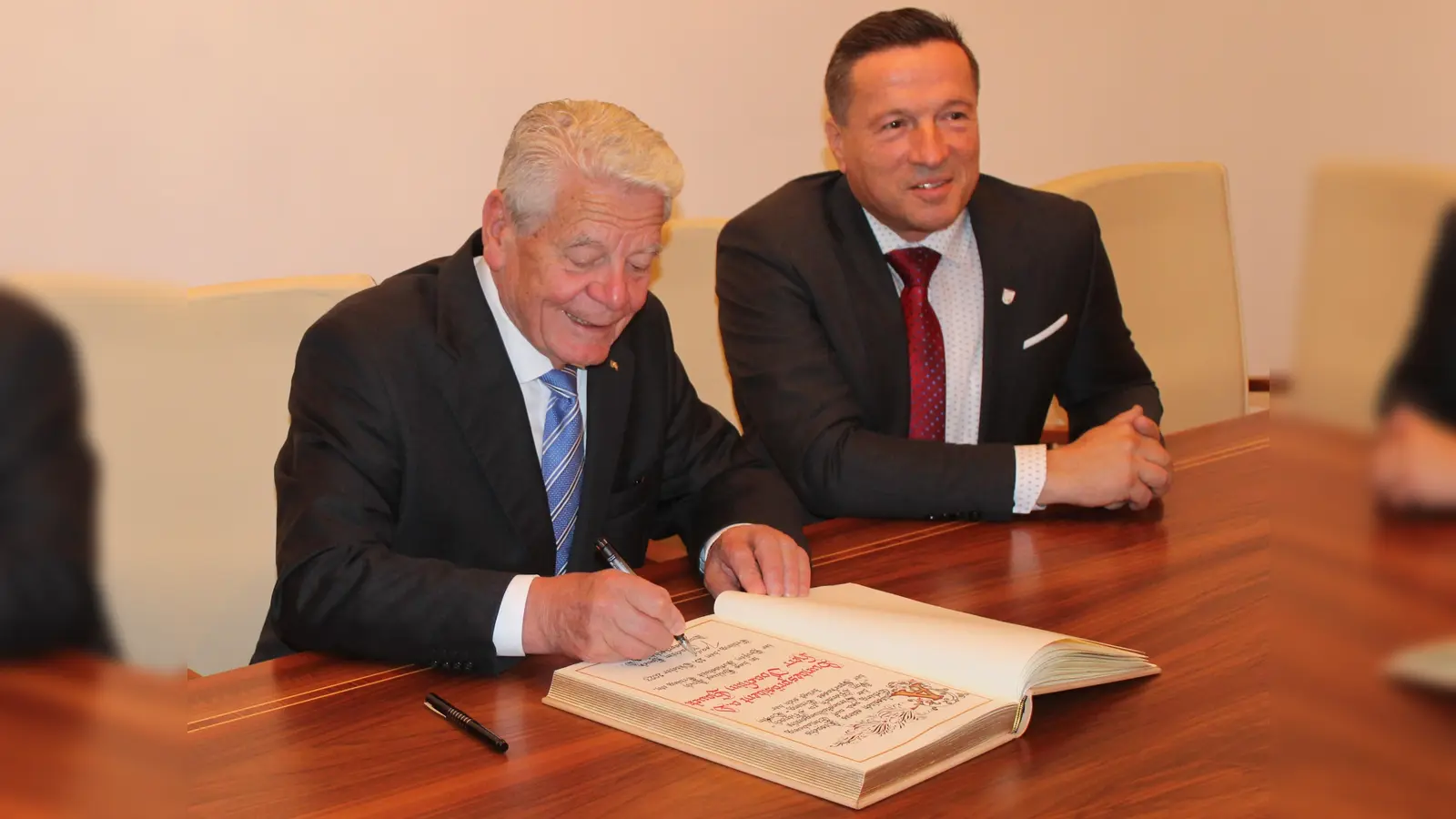 Joachim Gauck (li.) trug sich ins Goldene Buch der Stadt ein. (Foto: Stadt Erding)