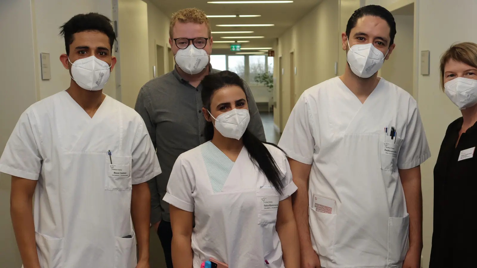 Die Absolventen Saddam Noumi (li.), Fatma Khammouma (Mi.) und Radhoune Bahrini (2. v. re.) mit den Fachbereichsleitungen der Pflege Stefan Hörömpö (2. v. li.) und Kerstin Lechtschewski (re.). Ebenfalls bestanden hat Moez Harhouri (nicht i. Bild). (Foto: Klinikum Freising)