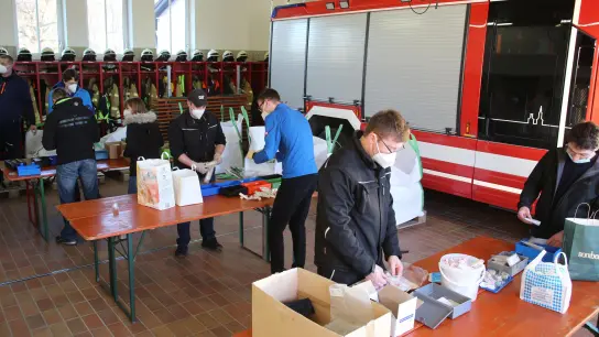 Sortieren, verpacken: Feuerwehren wie hier im Markt Nandlstadt unterstützen den Flughafenverein bei einer bisher beispiellosen Hau-Ruck-Aktion.  (Foto: kw)