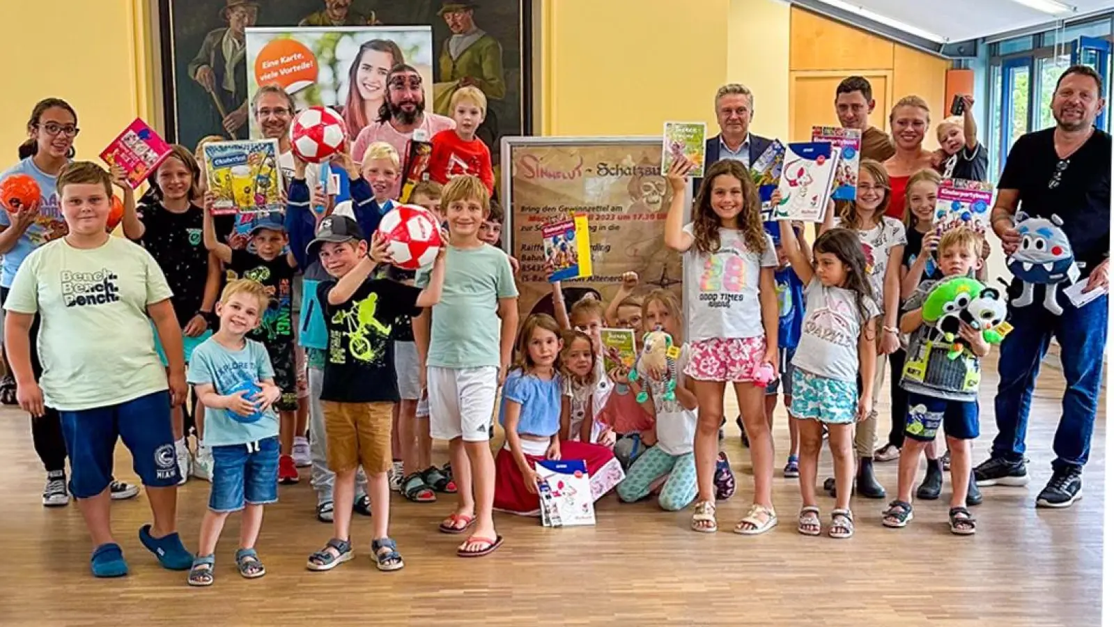 Glückliche Schatzsucher mit ihrer „Beute” in der Raiffeisenbank Erding. (Foto: Raiffeisenbank)