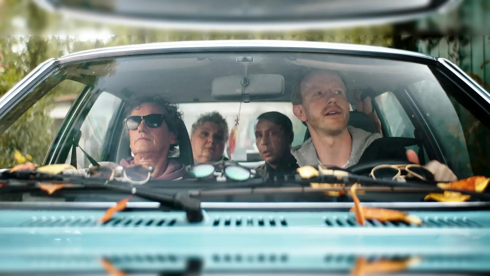 Ein turbulenter Bestatterwettstreit hält zwei Dörfer in &quot;Wer gräbt den Bestatter ein?!&quot; in Atem. (Foto: Cineplex)