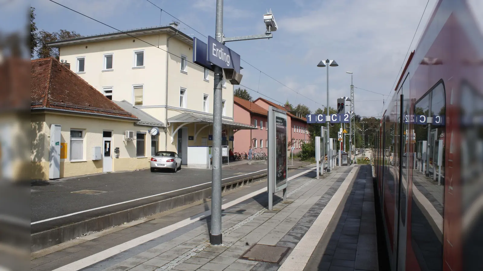 Der Bahnhof Erding wird verlegt in das Fliegerhorstgelände. Dort soll der Neubau der zentrale Kristallisationspunkt aller Mobilitätsangebote werden. (Foto: kw)