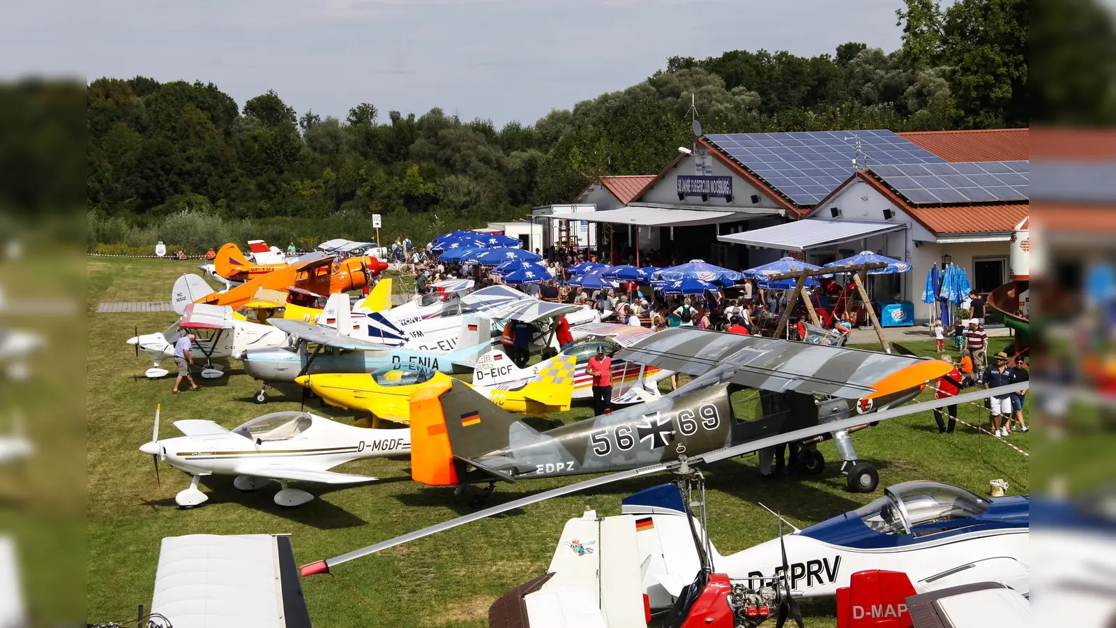Flugzeuge, Biergarten, Flohmarkt und Kaiserwetter - ein Traum! (Foto: Fliegerclub Moosburg)