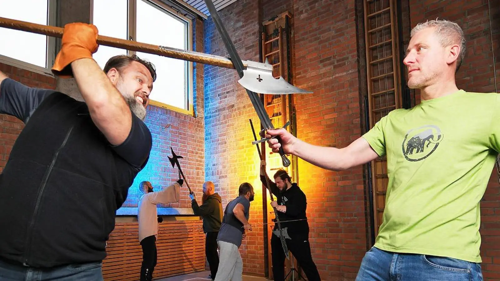 Norbert Obermaier kämpft als Schwede gegen „einen Bürger“ (Robert Jell, re.). (Foto: VSG Altenerding)