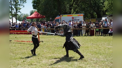 Eine tolle Pferde- und Fecht-Show bekamen die Zuschauer zu sehen. (Foto: bro)