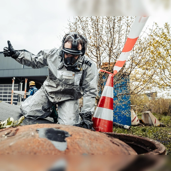 Die Arbeiten mussten teilweise unter Atem- und Körperschutz durchgeführt werden. (Foto: THW Dachau)