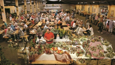 Ein riesiges Angebot an Spezialiäten bietet der Bauernmarkt bei Möbel Biller. (Foto: Biller)