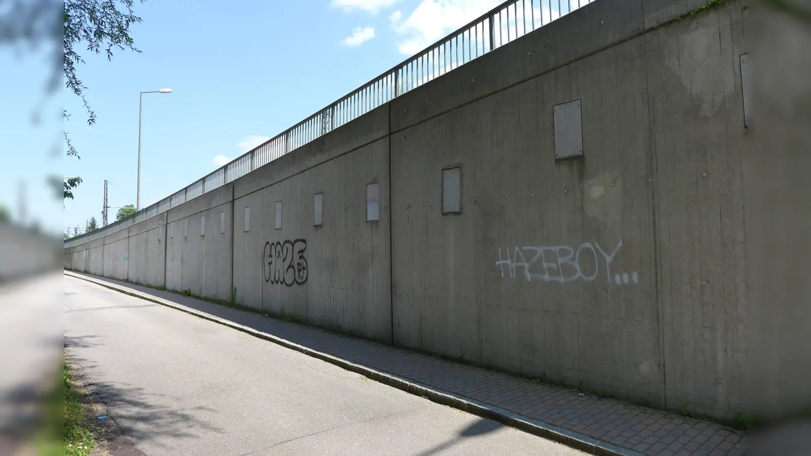 Noch zeigt sich die Wand trist - bald aber können Sprayer sie kreativ gestalten. (Foto: Stadt Freising)