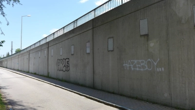 Noch zeigt sich die Wand trist - bald aber können Sprayer sie kreativ gestalten. (Foto: Stadt Freising)