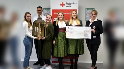 Edle Spenderinnen (von links): Nicole Sinner, BRK-Kreisgeschäftsführer Andreas Lindner, Isabella Pfanzelt, Martina Zehetmair, Sophia Hirner und Steffi Irmscher-Grothen, die Leiterin des Frauenhauses. (Foto: Danuta Pfanzelt)